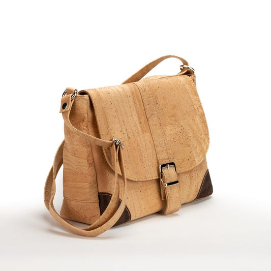 Umhängetasche aus Naturkork mit braunen Ecken.