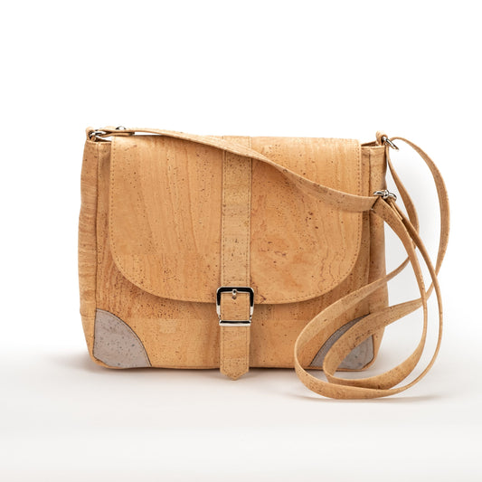 Umhängetasche aus Naturkork mit grauen Korkecken.