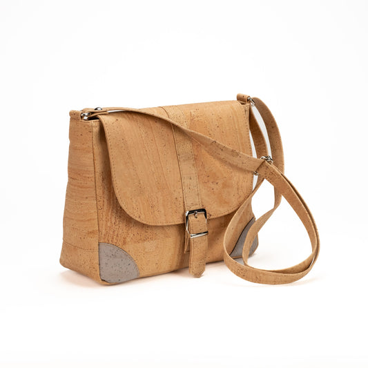 Umhängetasche aus Naturkork mit grauen Korkecken.