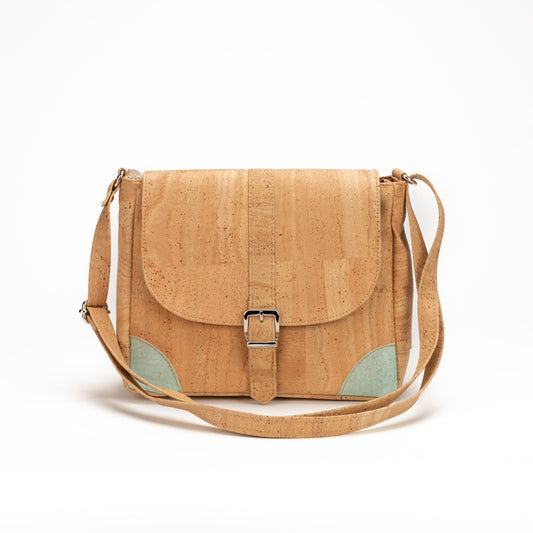 Umhängetasche aus Naturkork mit Ecken aus karibikgrünem Kork.