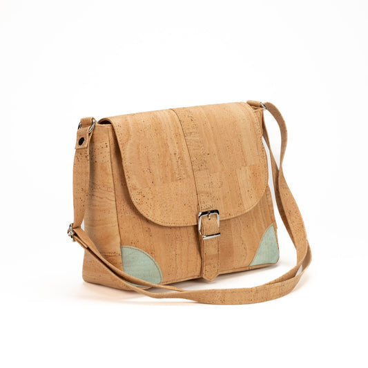 Umhängetasche aus Naturkork mit Ecken aus karibikgrünem Kork.