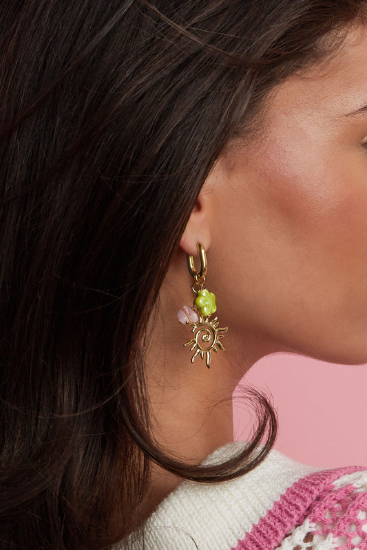 Ovale Creolen mit Sonnen- und Perlenanhängern