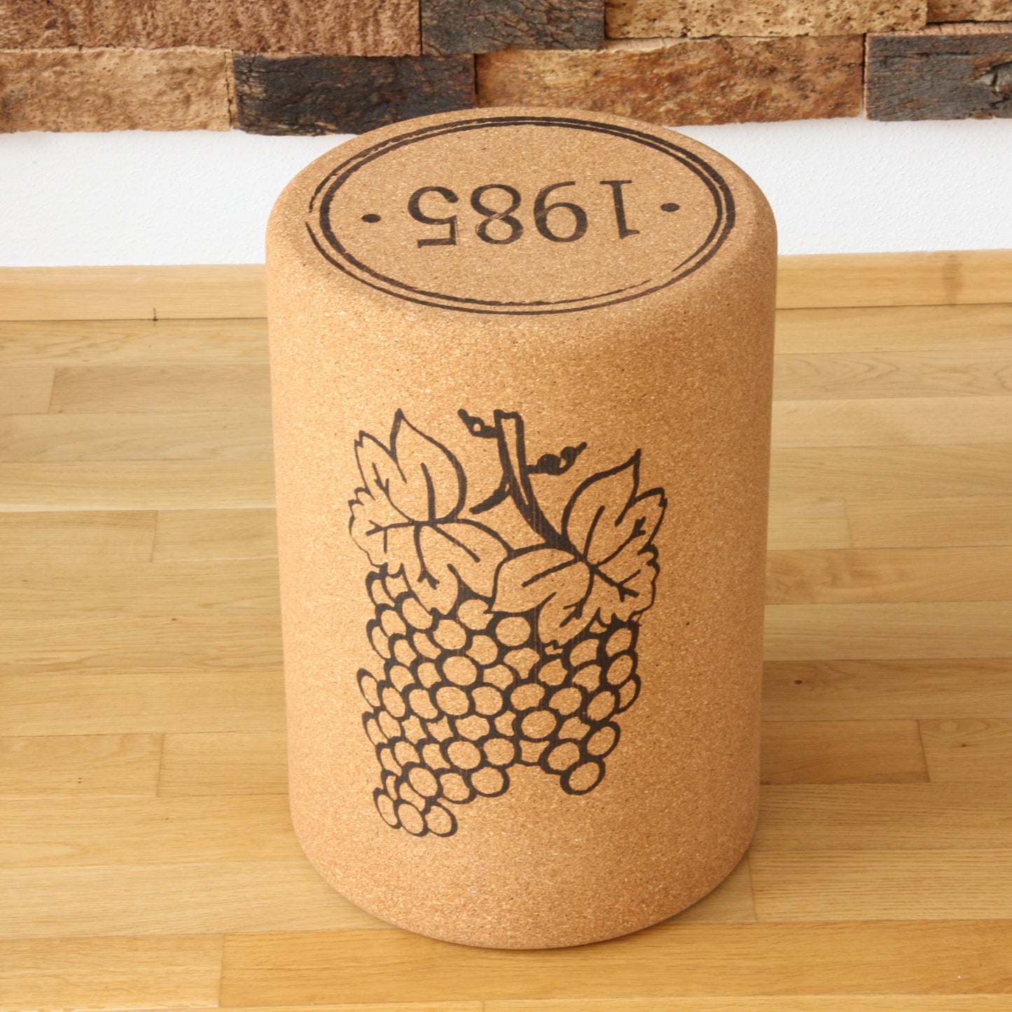 verKORKst Premium Kork-Hocker in Form ein riesigen Weinkorken Individualisierbar XL Kork Barhocker Weinhocker Bar Stool