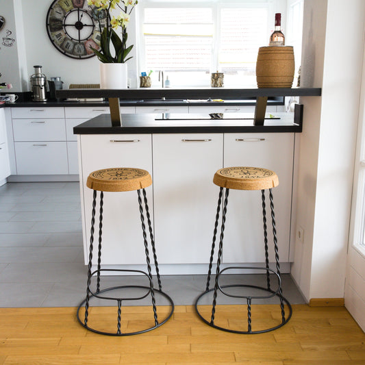 verKORKst Premium Champagner Barhocker aus Kork und Metall Individualisierbar stapelbar Muselet Design Bar Stool Made in Portugal