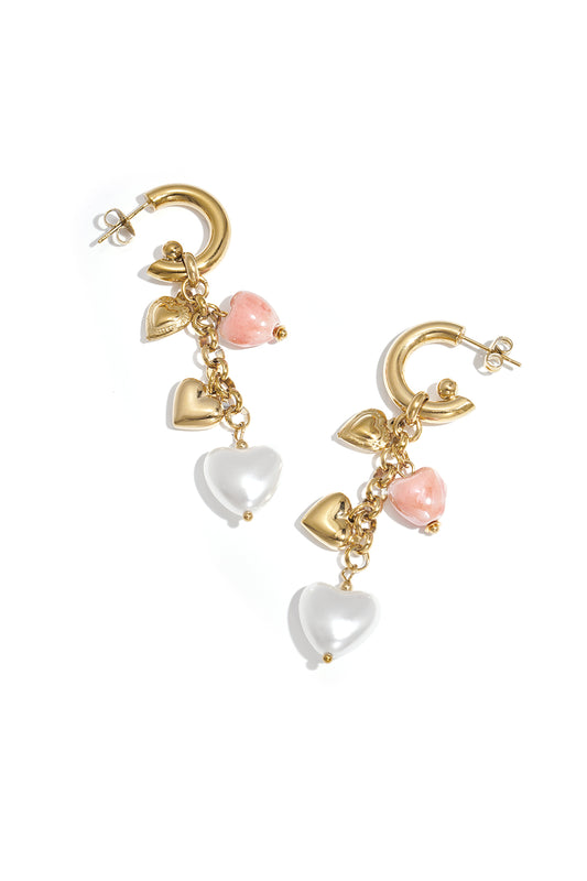 Ohrringe mit baumelnden Herzanhängern und Perlen