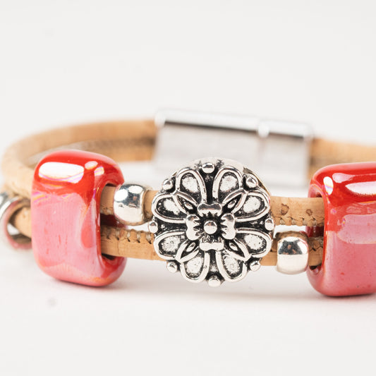 Doppelreihiges Armband mit silberner Blume, zwei roten Keramiken und silbernen Perlen