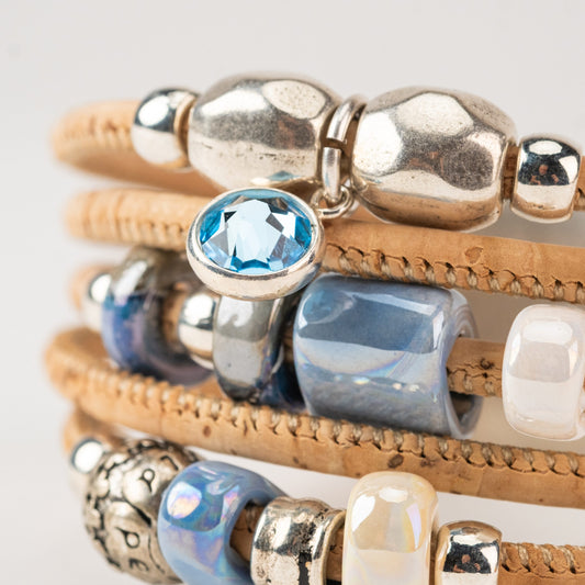 NATURKORKARMBAND MIT 5 WINDUNGEN UND BLAUER KERAMIK.