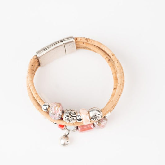 Naturkorkarmband mit 5 Windungen aus weißer Keramik.