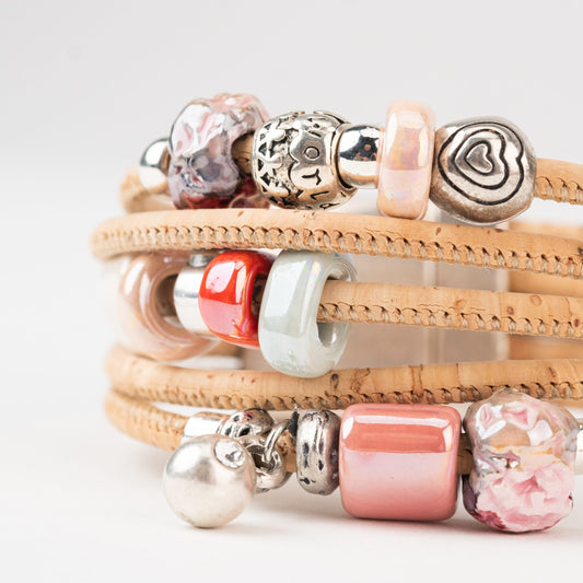 Naturkorkarmband mit 5 Windungen aus weißer Keramik.