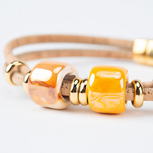 NATURKORKARMBAND MIT 2 WENDUNGEN, ORANGER KERAMIK UND ORANGER DETAILS