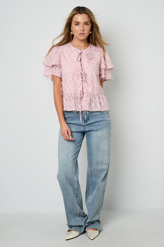 gewebtes-damen-kurzarm-oberteil-einfarbig-elegant-model-wear-style