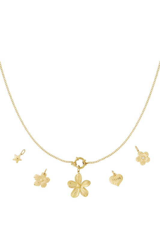 DIY Halskette mit floralem Blumen Anhänger in eleganter Frontansicht
