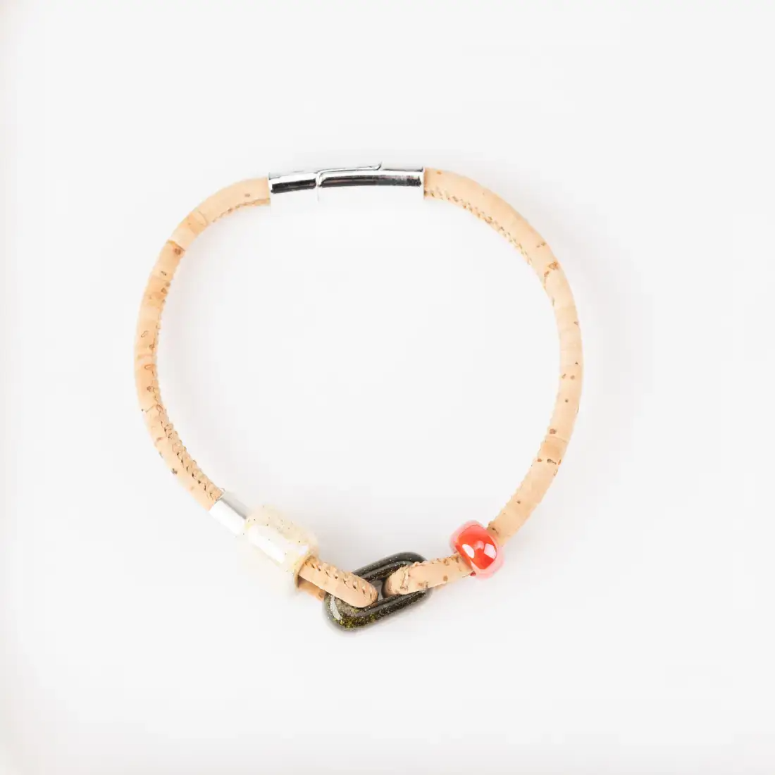 Doppelsträngiges Armband mit drei Keramikstücken und Silberperlen