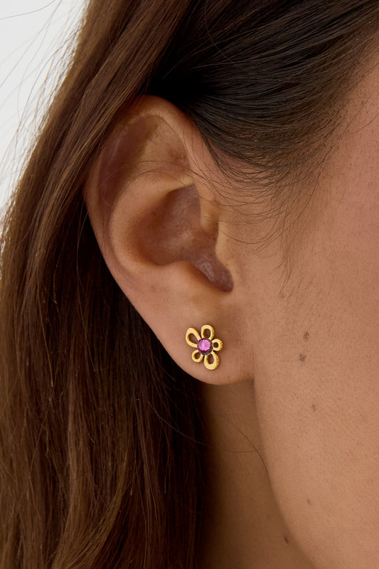 Blumenförmige Ohrstecker mit Steindetails