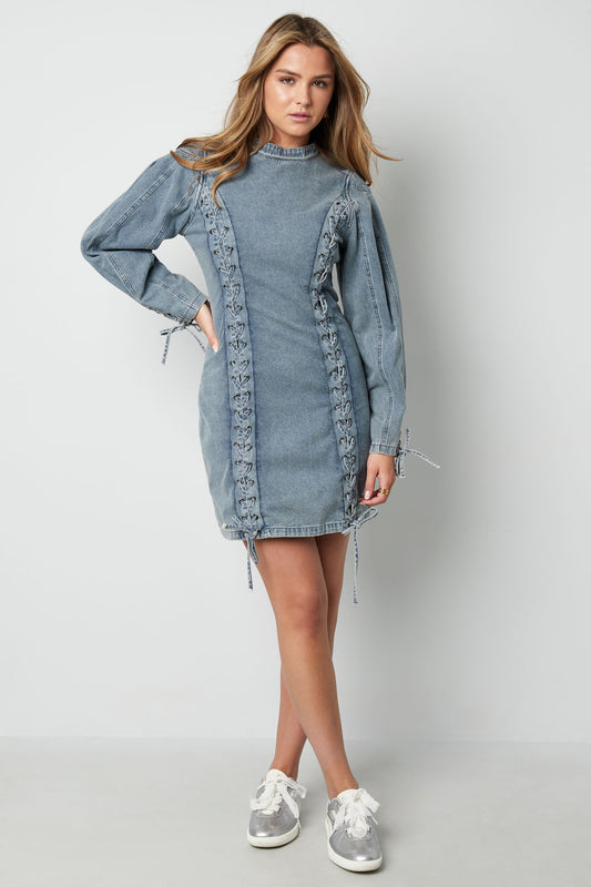 elegantes-denim-kleid-damen-am-model
