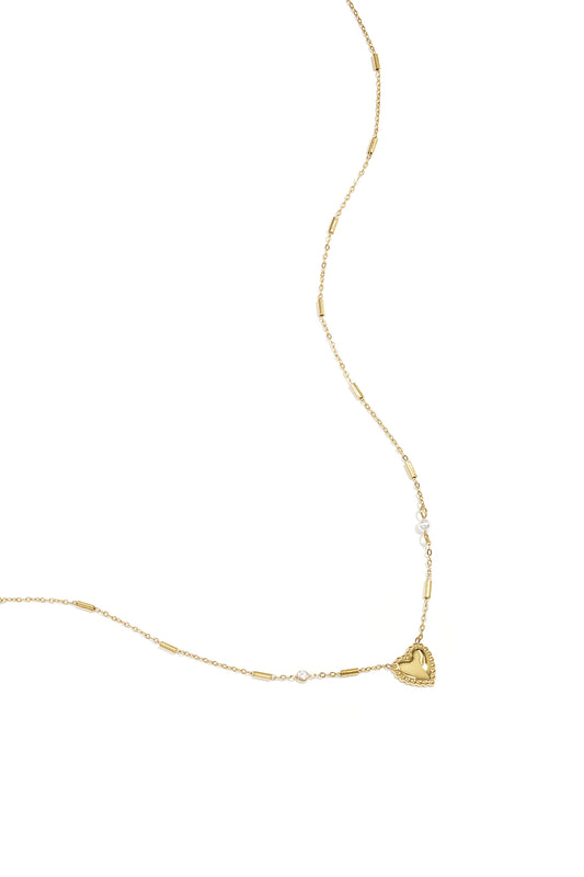 Halskette mit Perle, Stein und auffälligem Herz