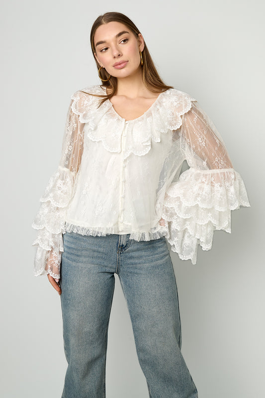 feminine-freizeitbluse-damen-am-model