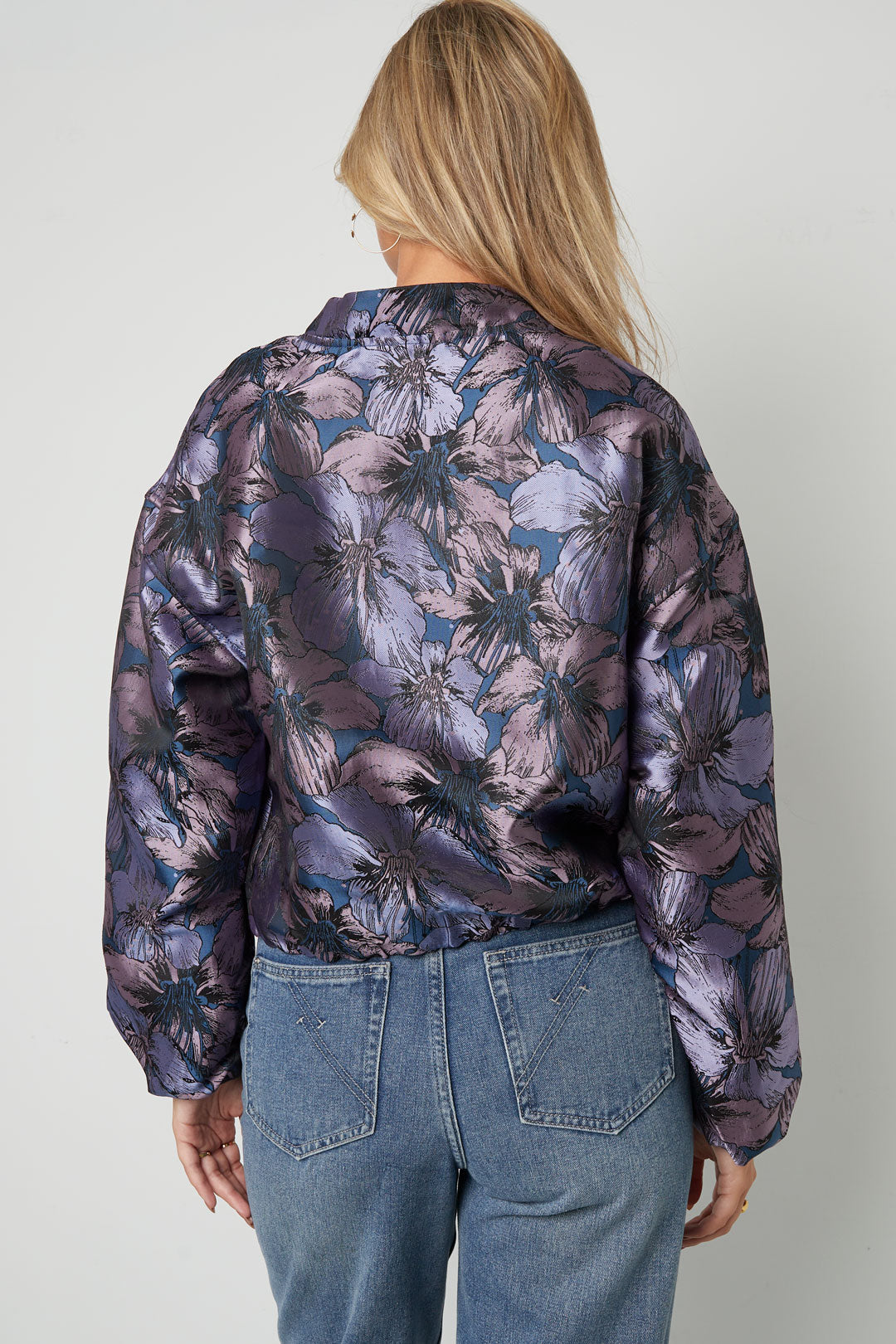moderne-damen-jacke-blumenmuster-webstoff-elegant-casual