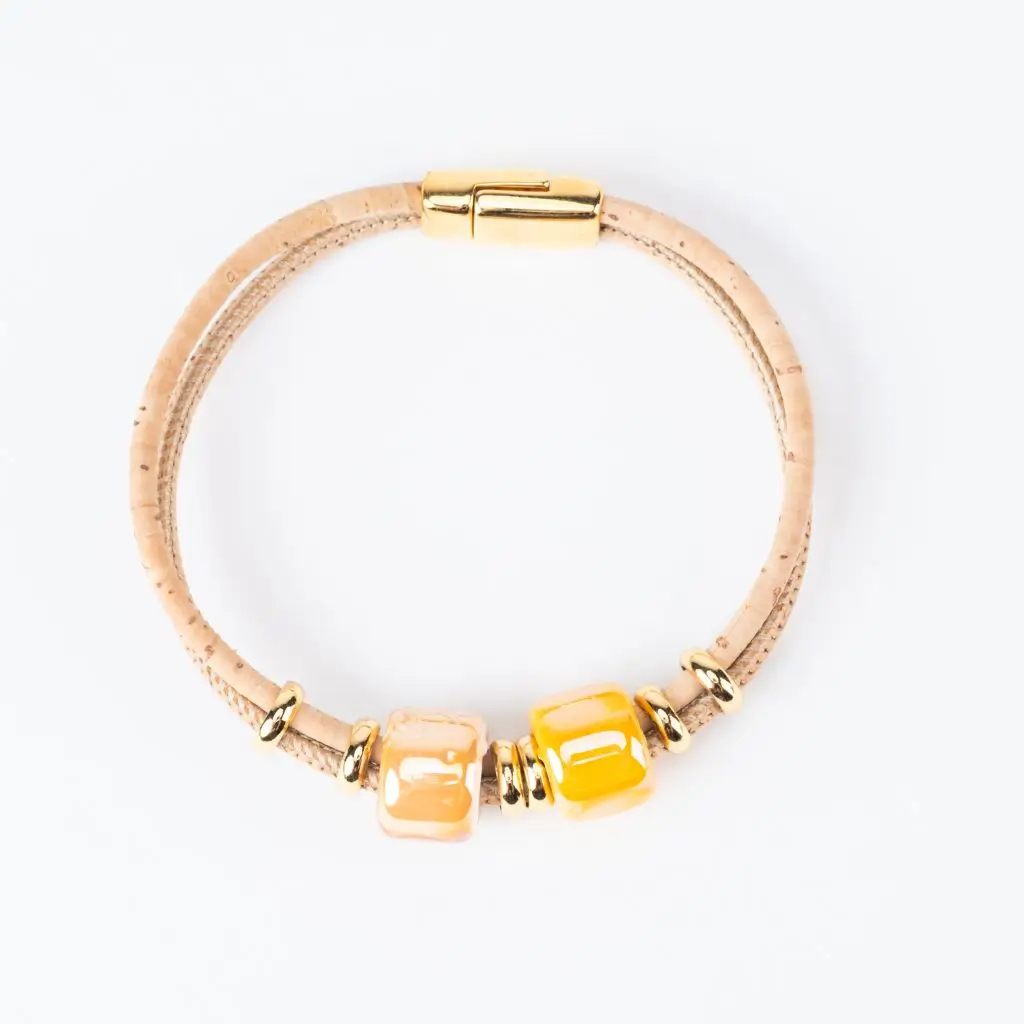 Nachhaltiges Damenarmband aus Naturkork mit orangefarbenen Keramikelementen