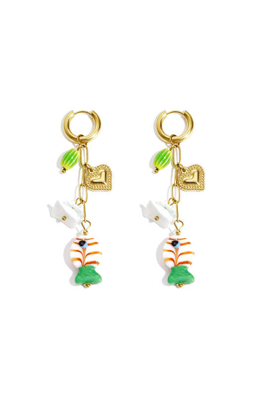 Ohrringe mit Kette und Anhängern aus Edelstahl in Goldfarbe – Vorderansicht mit Herz- und Fisch-Motiv