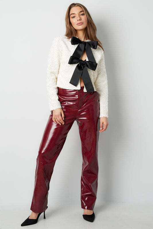 polyester-langarm-oberteil-am-model-stylisches-outfit