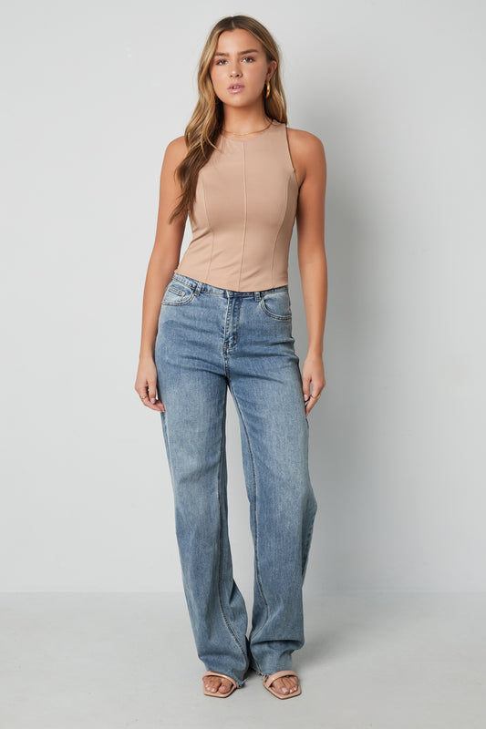 nylon-damen-oberteil-am-model-sommer-look
