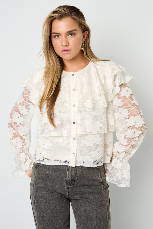 spitzenbluse-damen-am-model-elegant
