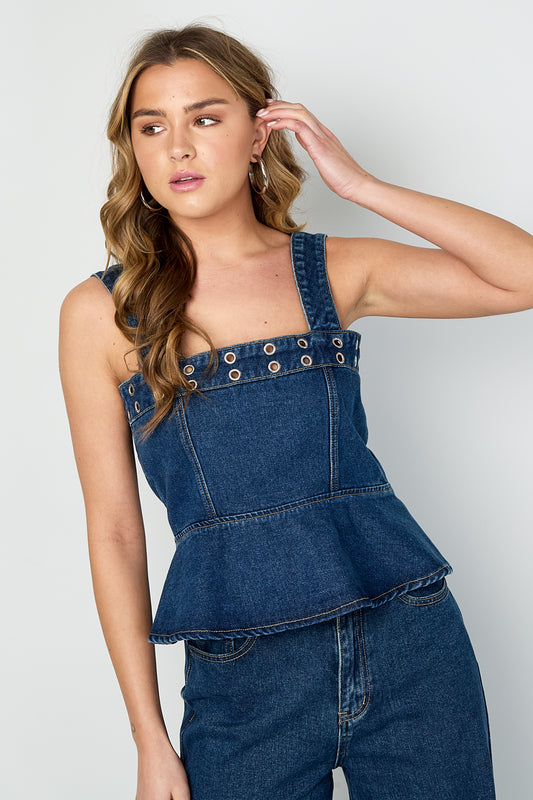 statement-denim-top-damen-am-model