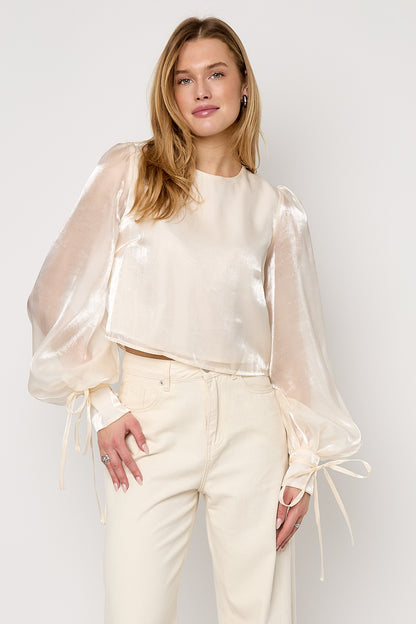 schimmernde-perlenbluse-damen-elegant-model-wear-style