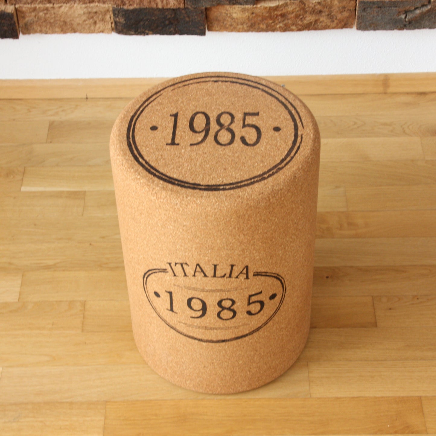 verKORKst Premium Kork-Hocker in Form ein riesigen Weinkorken Individualisierbar XL Kork Barhocker Weinhocker  Bar Stool