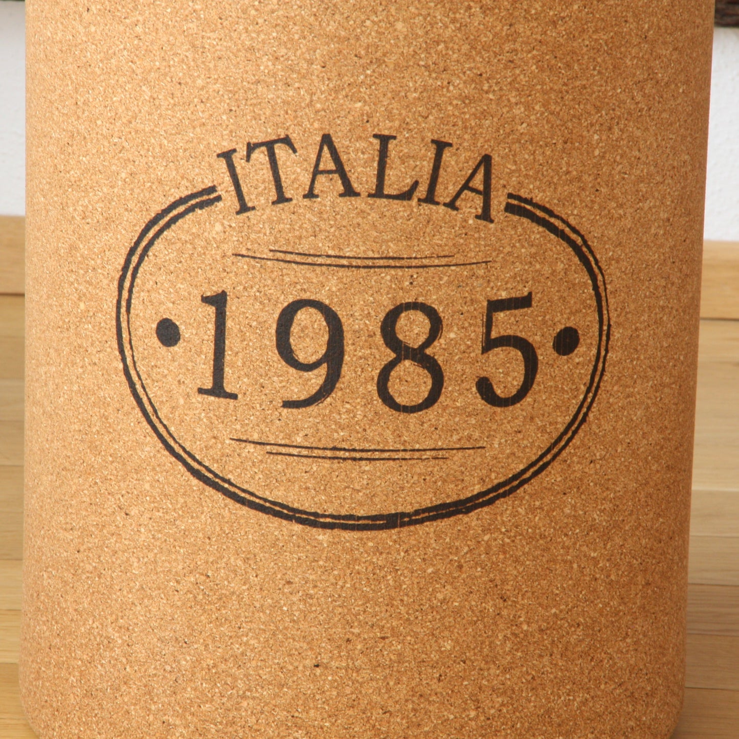 verKORKst Premium Kork-Hocker in Form ein riesigen Weinkorken Individualisierbar XL Kork Barhocker Weinhocker  Bar Stool