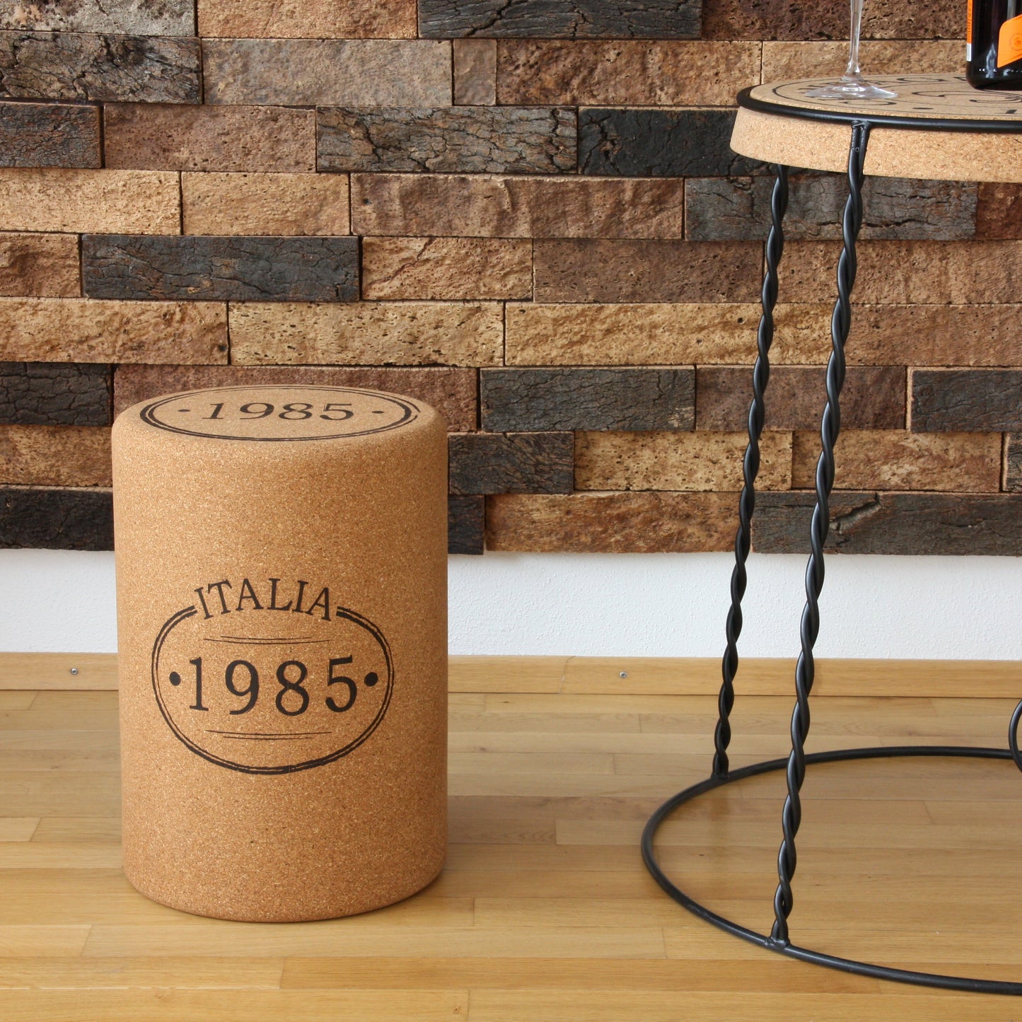 verKORKst Premium Kork-Hocker in Form ein riesigen Weinkorken Individualisierbar XL Kork Barhocker Weinhocker  Bar Stool