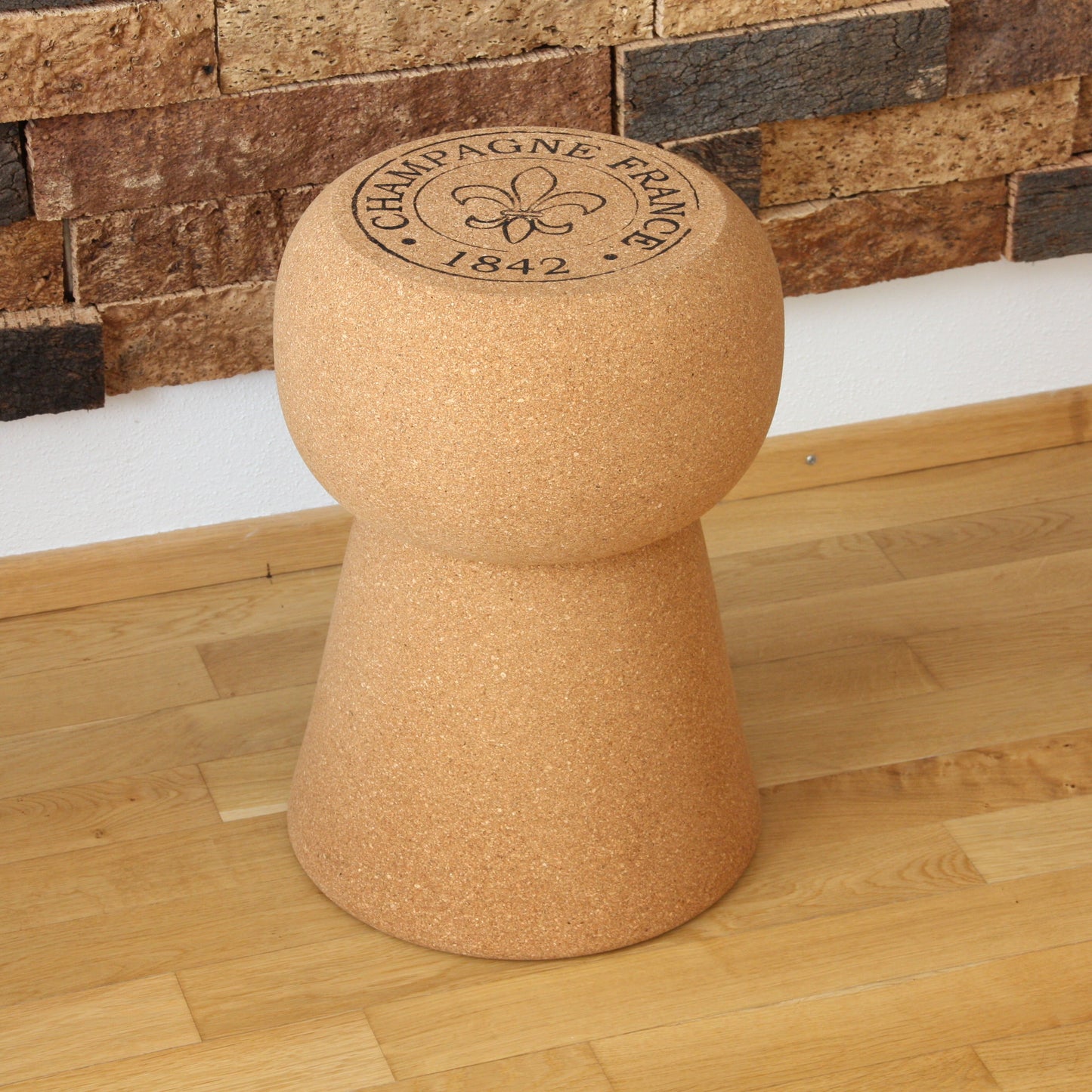 verKORKst Premium Kork-Beistelltisch und Hocker in Form eines riesigen Champagnerkorken  Individualisierbar  Bar-Stool und Bar-Table XL Champagner Kork Barhocker und Bartisch