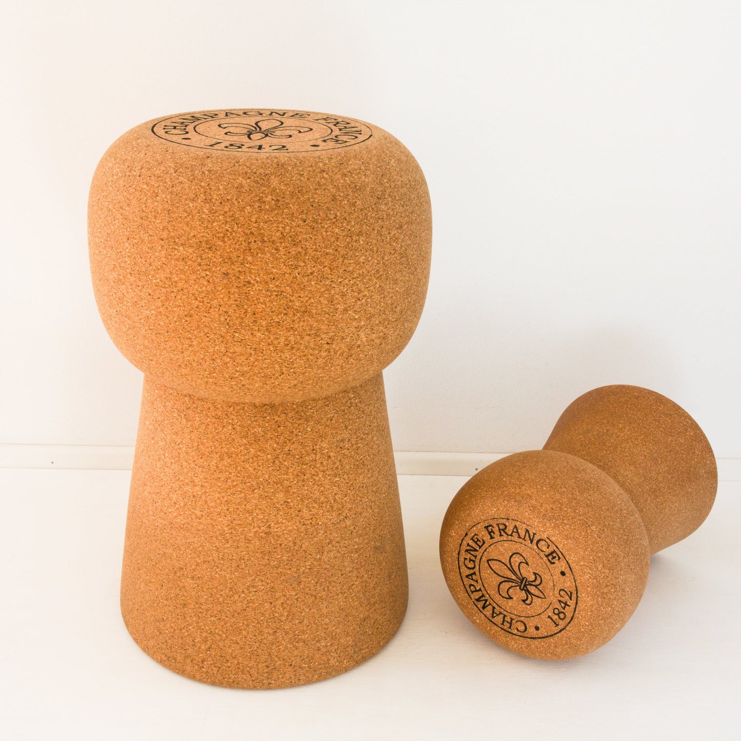 verKORKst Premium Kork-Beistelltisch und Hocker in Form eines riesigen Champagnerkorken  Individualisierbar  Bar-Stool und Bar-Table XL Champagner Kork Barhocker und Bartisch