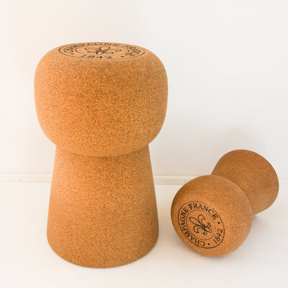verKORKst Premium Kork-Beistelltisch und Hocker in Form eines riesigen Champagnerkorken  Individualisierbar  Bar-Stool und Bar-Table XL Champagner Kork Barhocker und Bartisch