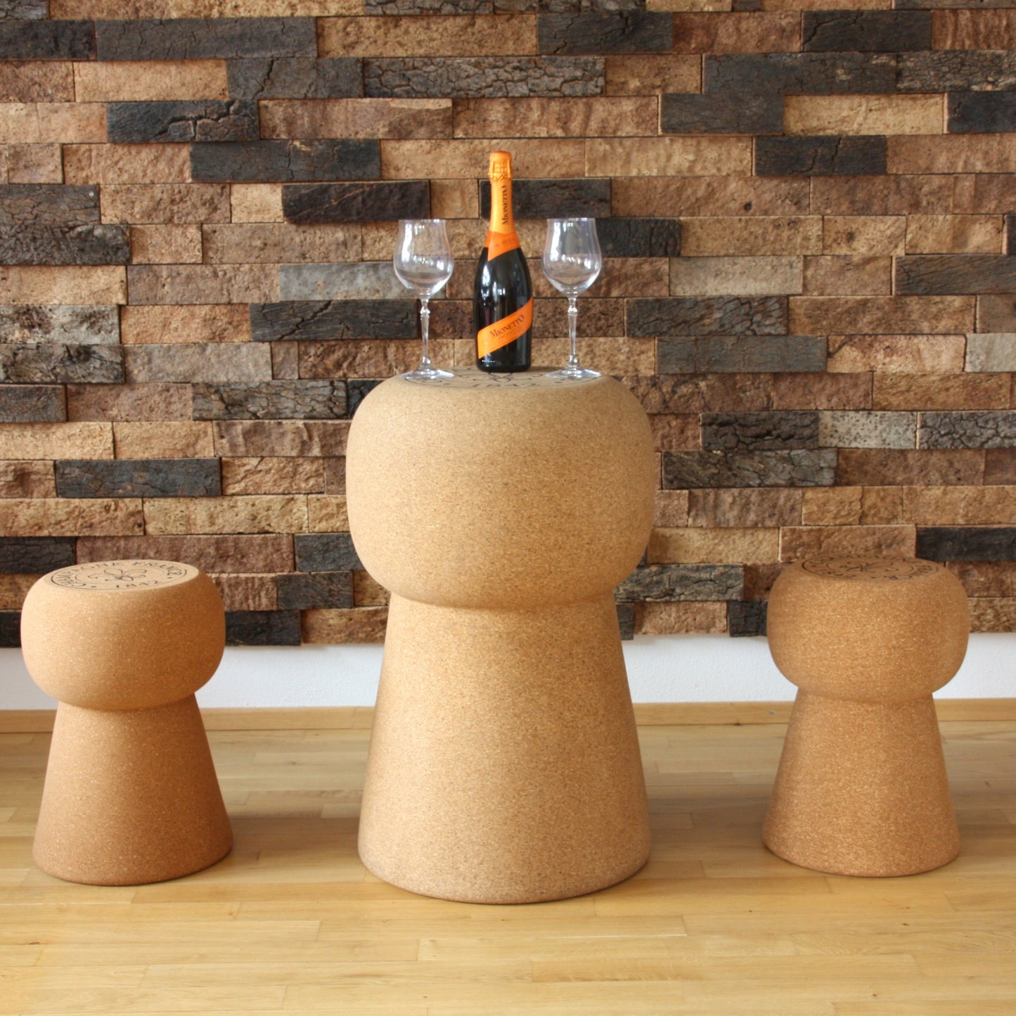 verKORKst Premium Kork-Beistelltisch und Hocker in Form eines riesigen Champagnerkorken  Individualisierbar  Bar-Stool und Bar-Table XL Champagner Kork Barhocker und Bartisch