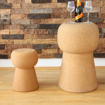 verKORKst Premium Kork-Beistelltisch und Hocker in Form eines riesigen Champagnerkorken  Individualisierbar  Bar-Stool und Bar-Table XL Champagner Kork Barhocker und Bartisch