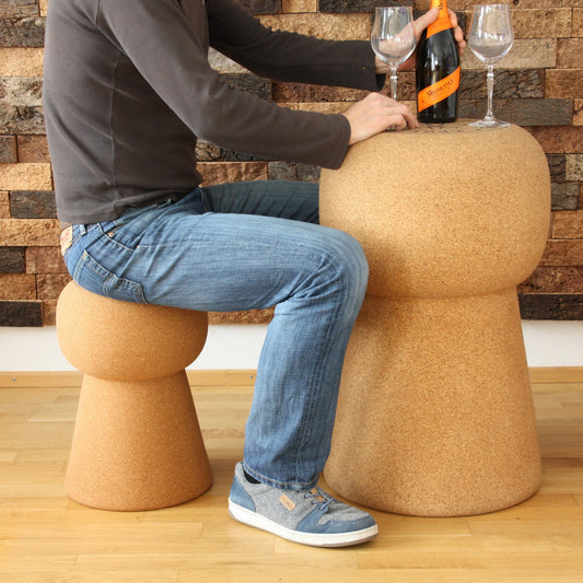 verKORKst Premium Kork-Beistelltisch und Hocker in Form eines riesigen Champagnerkorken  Individualisierbar  Bar-Stool und Bar-Table XL Champagner Kork Barhocker und Bartisch