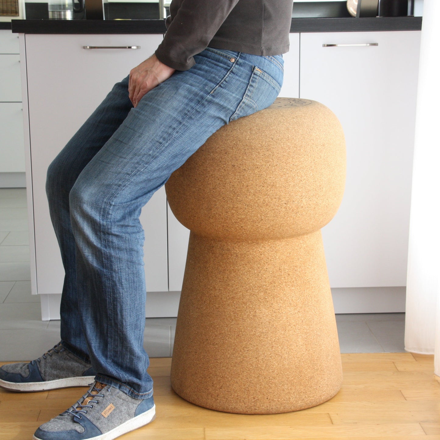 verKORKst Premium Kork-Beistelltisch und Hocker in Form eines riesigen Champagnerkorken  Individualisierbar  Bar-Stool und Bar-Table XL Champagner Kork Barhocker und Bartisch