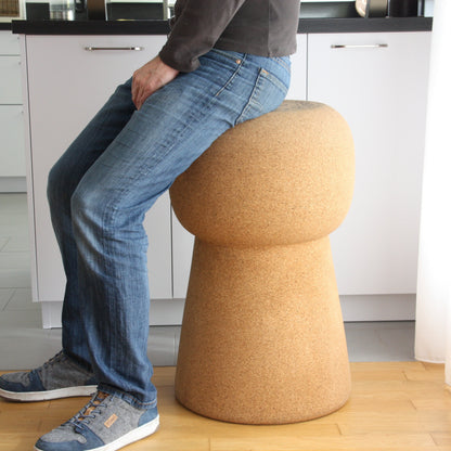 verKORKst Premium Kork-Beistelltisch und Hocker in Form eines riesigen Champagnerkorken  Individualisierbar  Bar-Stool und Bar-Table XL Champagner Kork Barhocker und Bartisch