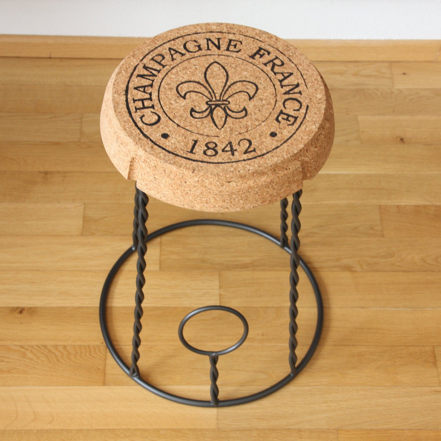 verKORKst Premium Champagner Hocker und Champagner Tisch aus Kork und Metall  Individualisierbar  Stapelbar Bar Stool und Bar Table Muselet Design Vintage Barhocker und Bartisch