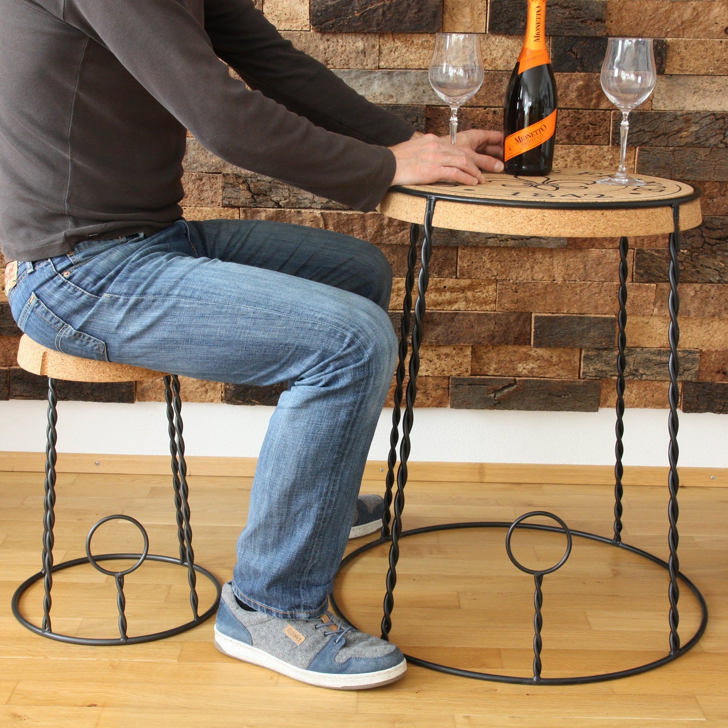 verKORKst Premium Champagner Hocker und Champagner Tisch aus Kork und Metall  Individualisierbar  Stapelbar Bar Stool und Bar Table Muselet Design Vintage Barhocker und Bartisch