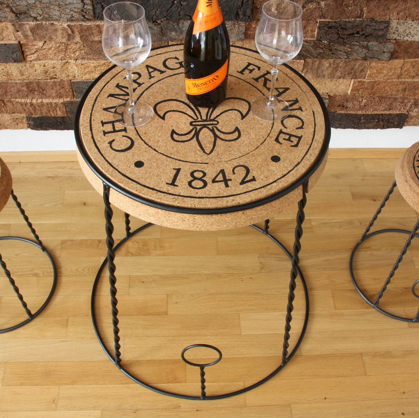 verKORKst Premium Champagner Hocker und Champagner Tisch aus Kork und Metall  Individualisierbar  Stapelbar Bar Stool und Bar Table Muselet Design Vintage Barhocker und Bartisch