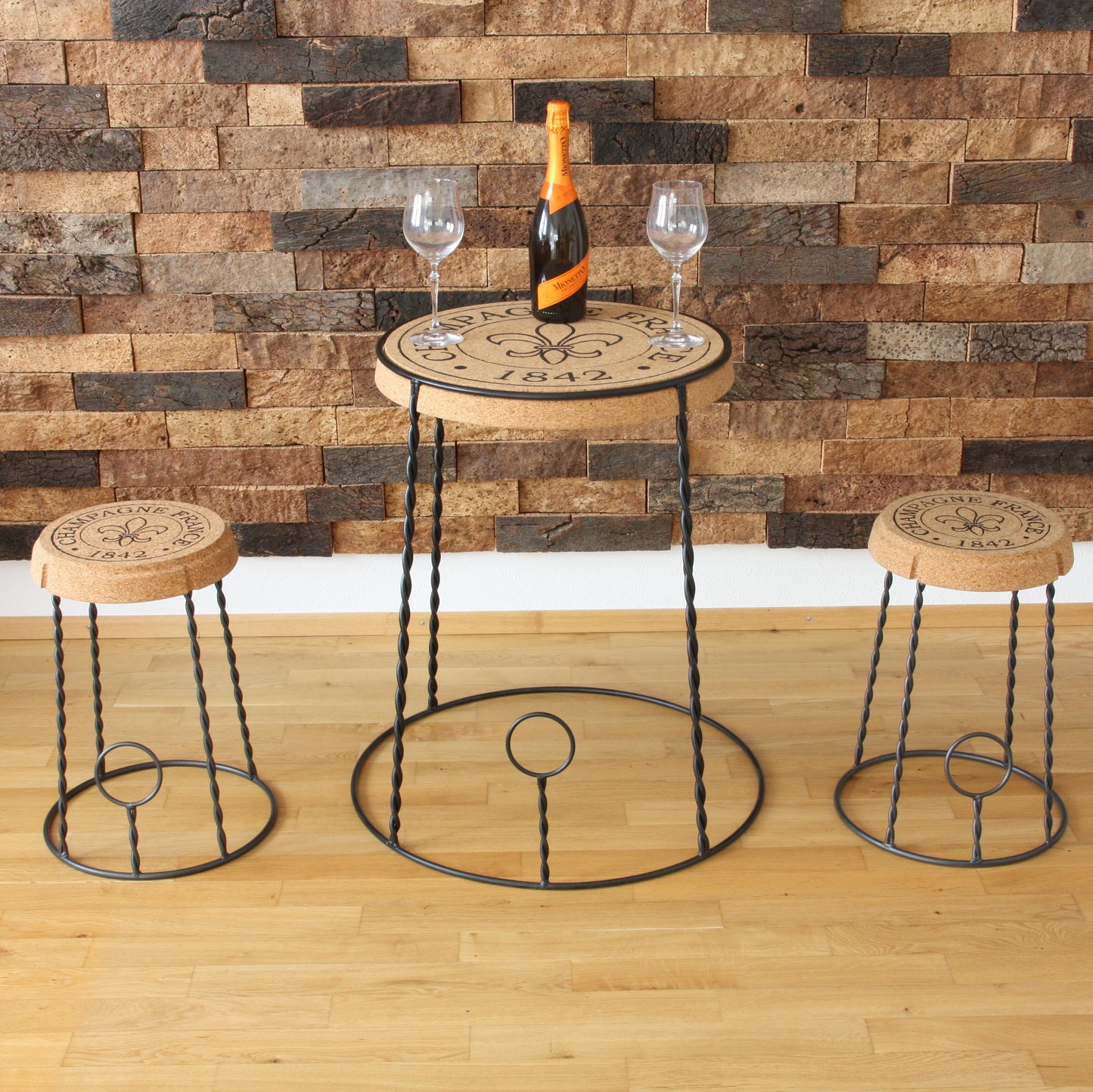 verKORKst Premium Champagner Hocker und Champagner Tisch aus Kork und Metall  Individualisierbar  Stapelbar Bar Stool und Bar Table Muselet Design Vintage Barhocker und Bartisch
