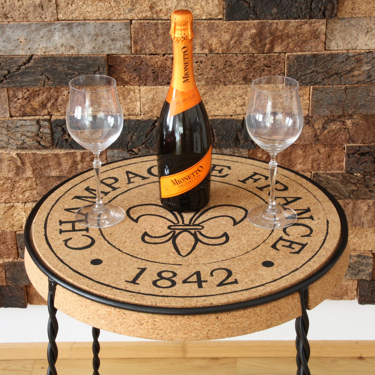 verKORKst Premium Champagner Hocker und Champagner Tisch aus Kork und Metall  Individualisierbar  Stapelbar Bar Stool und Bar Table Muselet Design Vintage Barhocker und Bartisch