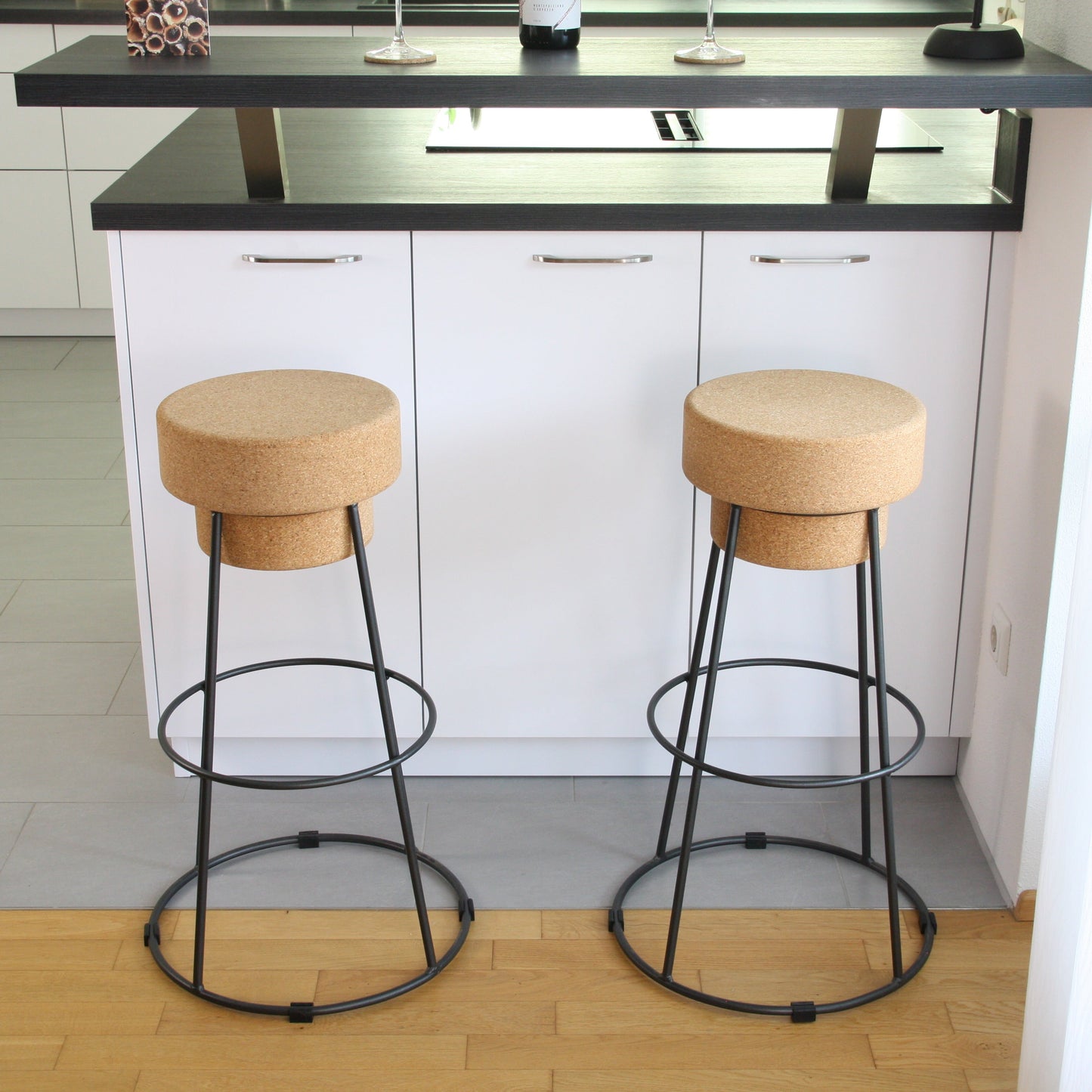 verKORKst Premium Barhocker aus Kork und Metall Individualisierbar Stopper Hocker  Bar Stool