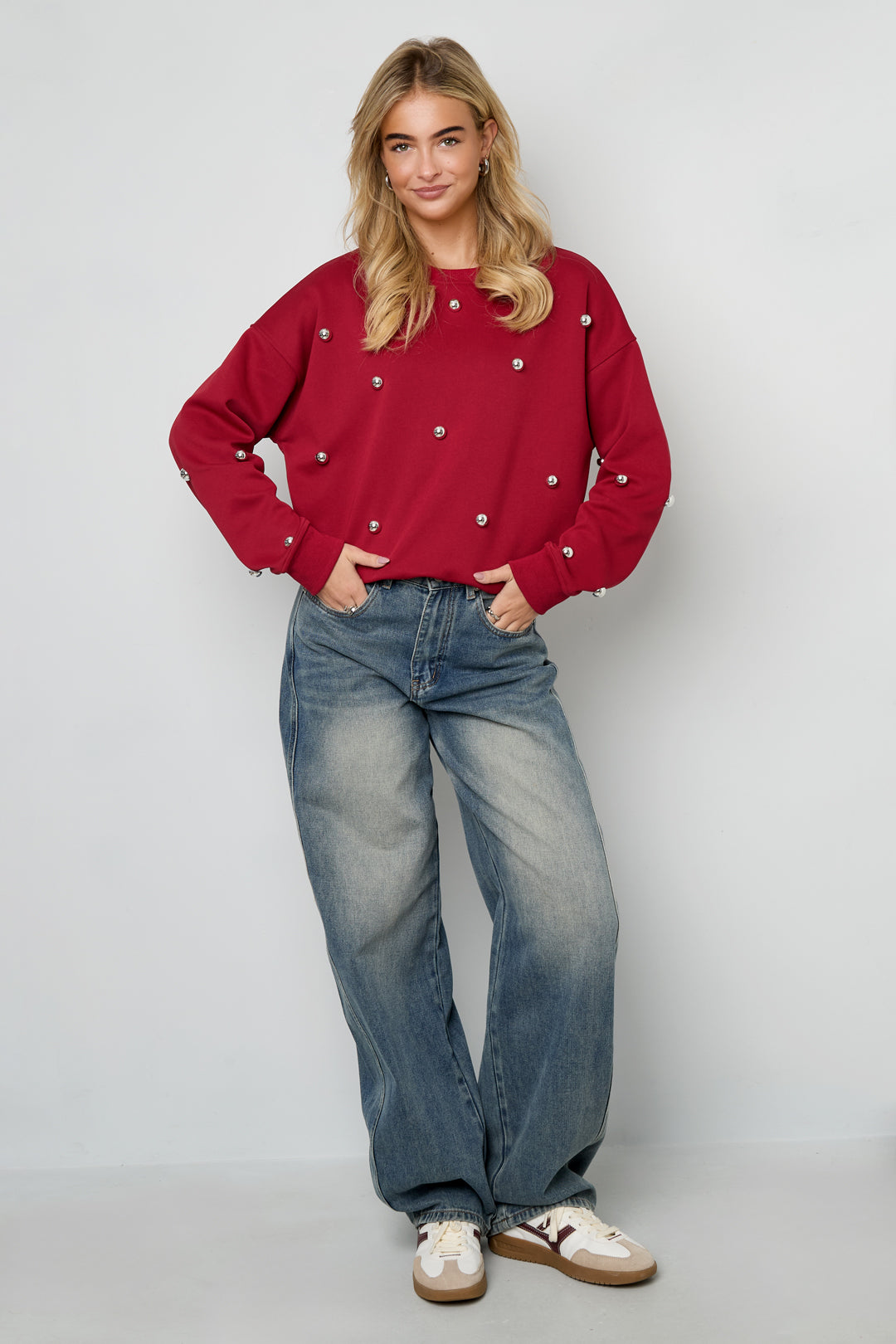 Der Nietenpullover