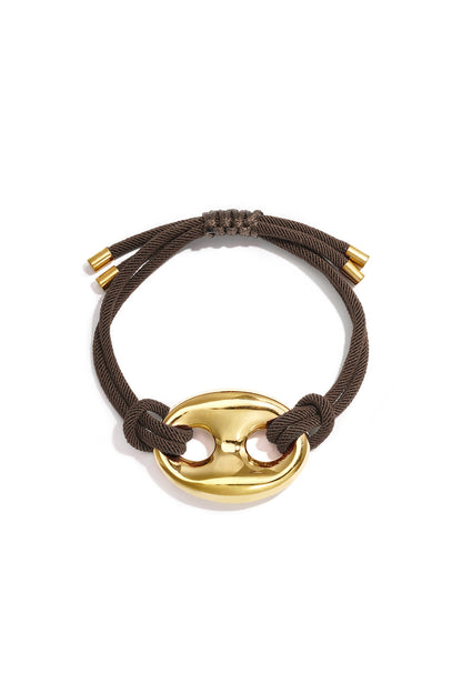 Satinarmband mit Knopfdetail