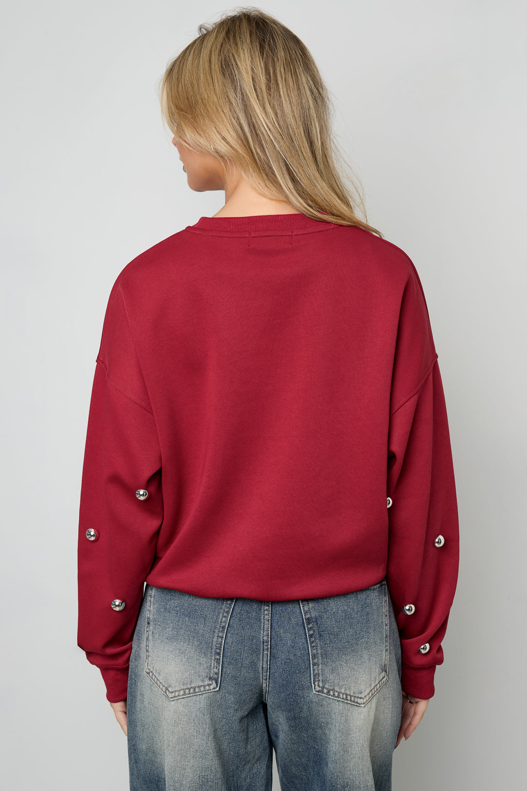 Der Nietenpullover