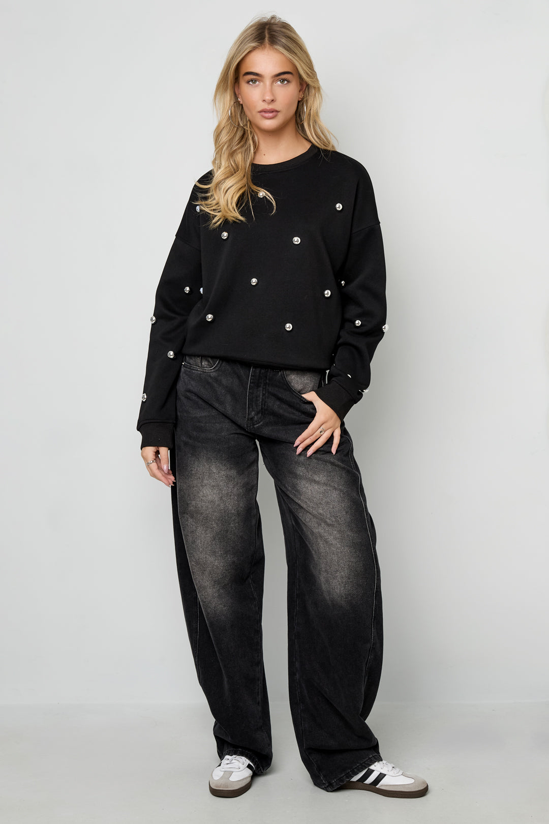 Der Nietenpullover